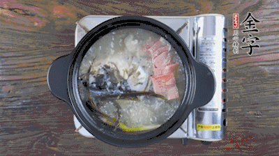 放豆腐、海鲜菇继续中小火煮5分钟。