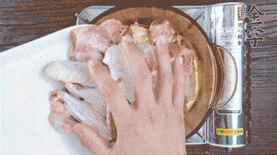 加料酒、葱姜焯水2分钟，清洗备用。