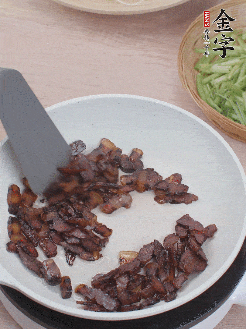 起锅热油，煸香酱油肉。