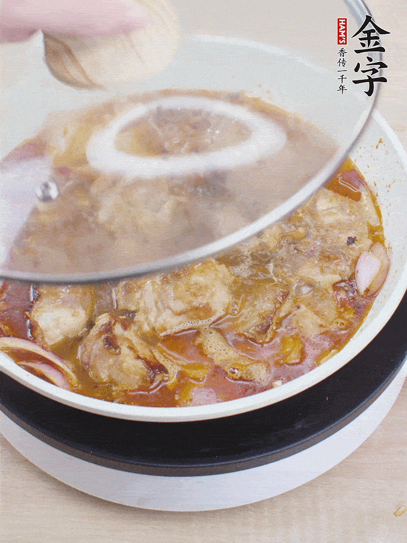 下小排翻炒，加1勺生抽、1点白砂糖和少许水焖2分钟。