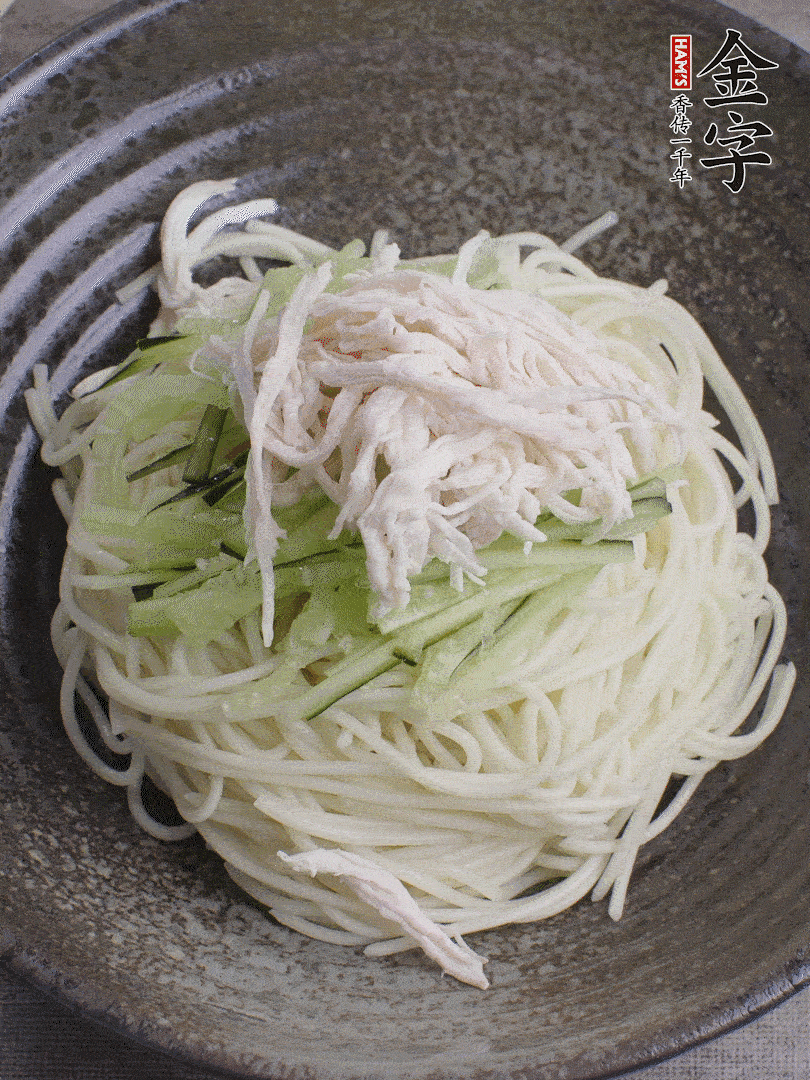碱水面（熟）倒入大碗中，铺上黄瓜丝、鸡丝。