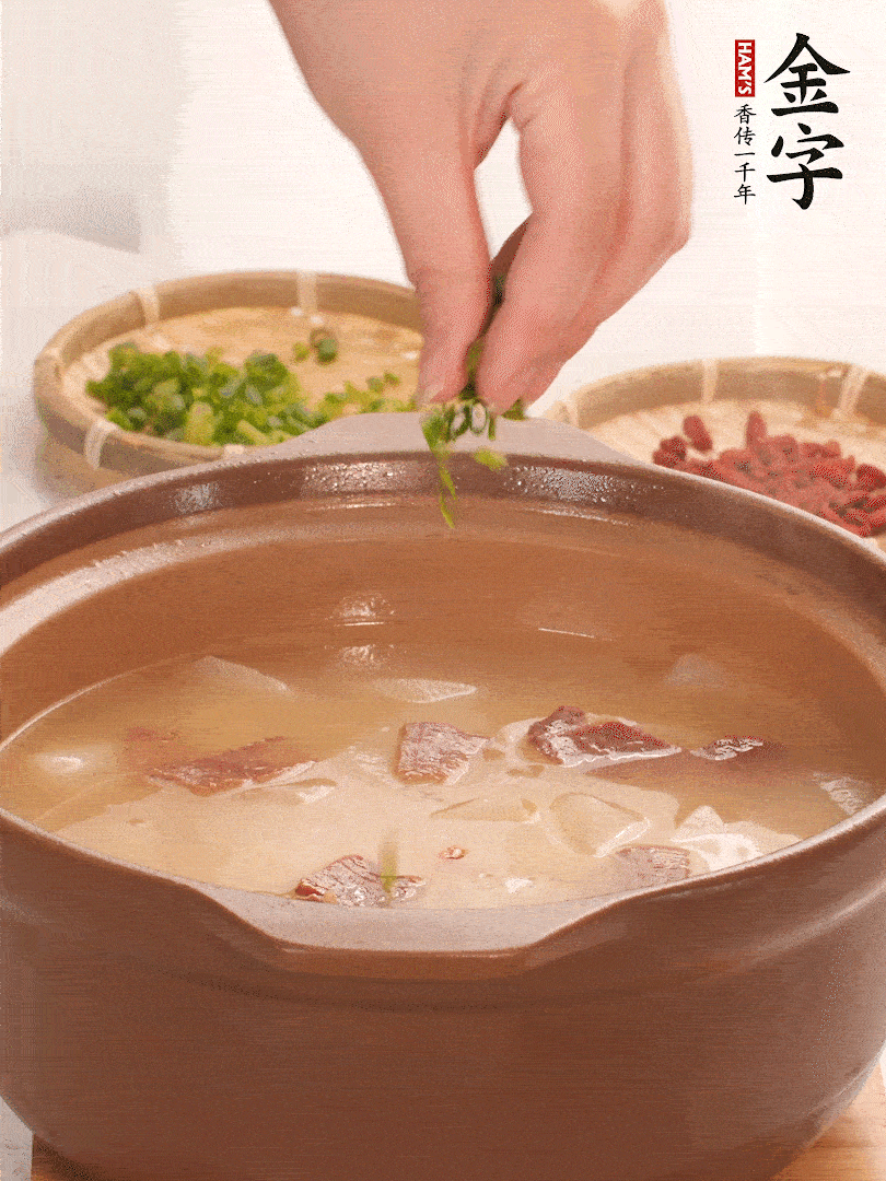 最后点缀点小葱花、枸杞，增色提味。