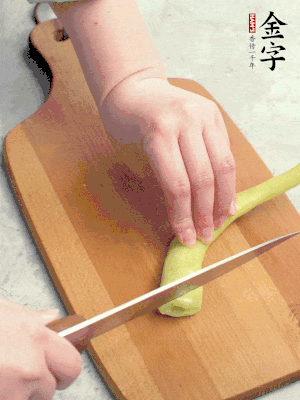 葱切段，姜切丝，辣椒斜切成块。