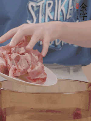 排骨剁小块，加姜片、料酒沸水下锅焯水。