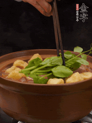 加筒骨煲的经典配菜：凯发k8国际首页土香肠、油豆腐、千张盖上盖子焖一会儿，耐心等候10分钟。