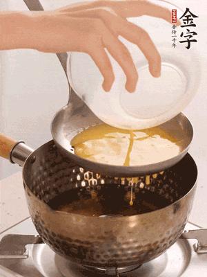 鸡蛋过筛子倒入油锅炸成蛋酥，沥干油。