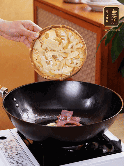 油热，下蒜末、火腿煸炒出香味，再下笋片微微翻炒