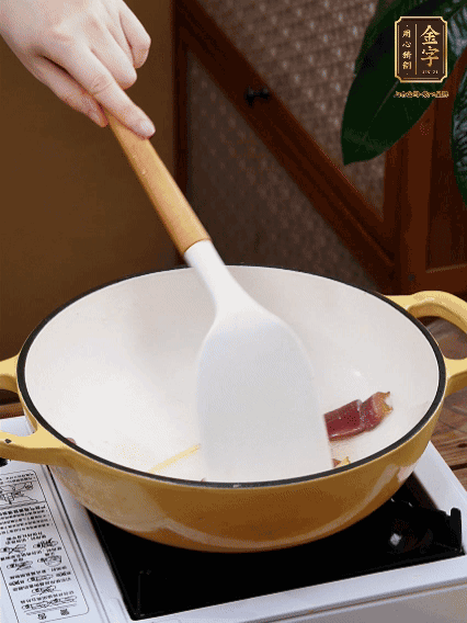 油热，姜丝、火腿微微煸出香味