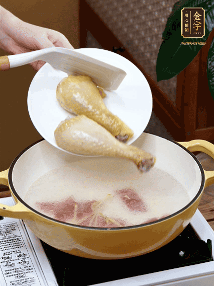 倒清水，放鸡腿，大火煮开转中小火煮20分钟