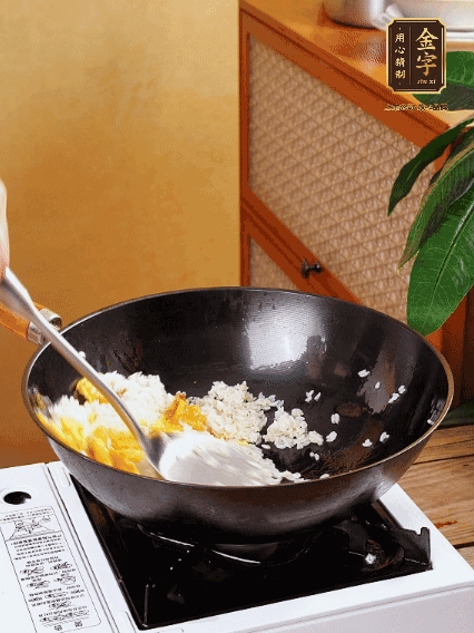3个鸡蛋搅成蛋液，下锅煎至5成熟