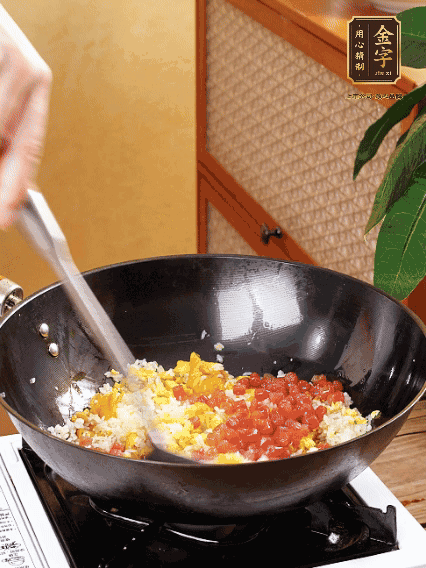 放隔夜饭搅散，加香肠，1勺生抽、半勺盐调味。最后撒葱花