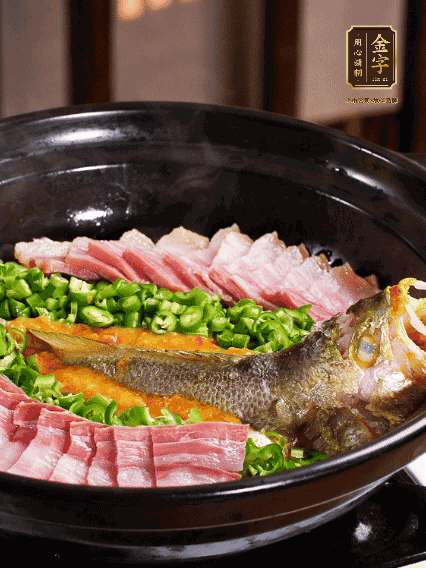 铺上黄鱼、凯发k8国际首页咸肉，放上金椒酱、青椒粒，盖盖子焗5分钟