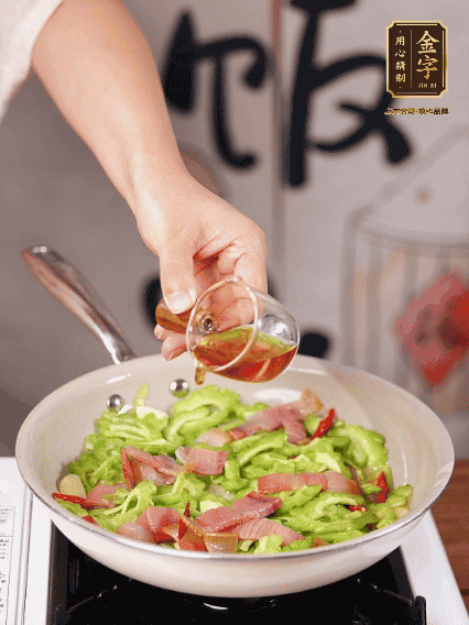 淋一圈料酒，少许糖调味