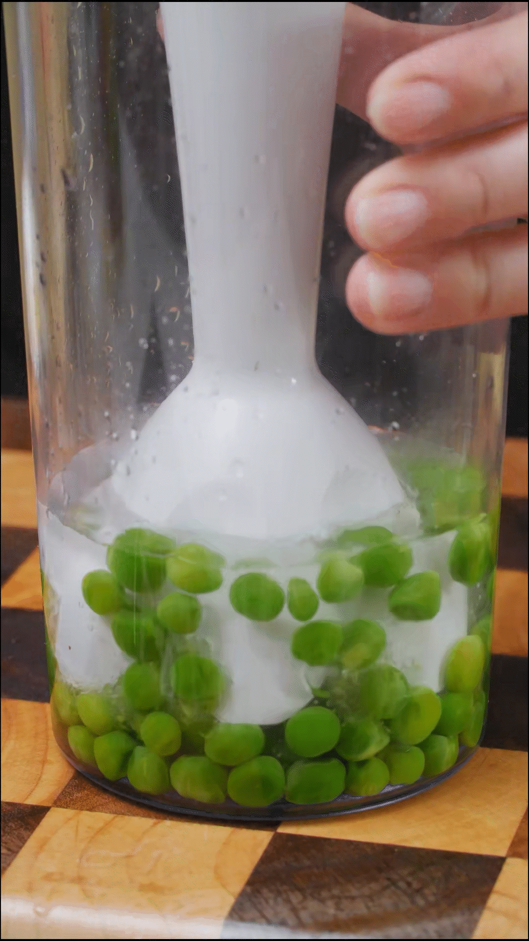 断生的豌豆加水和大蒜，放入料理机打成糊状
