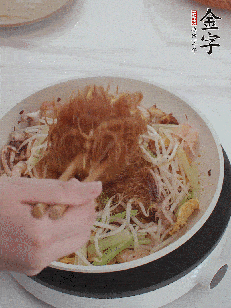 放焯好水的香芹、豆芽翻炒挑松。