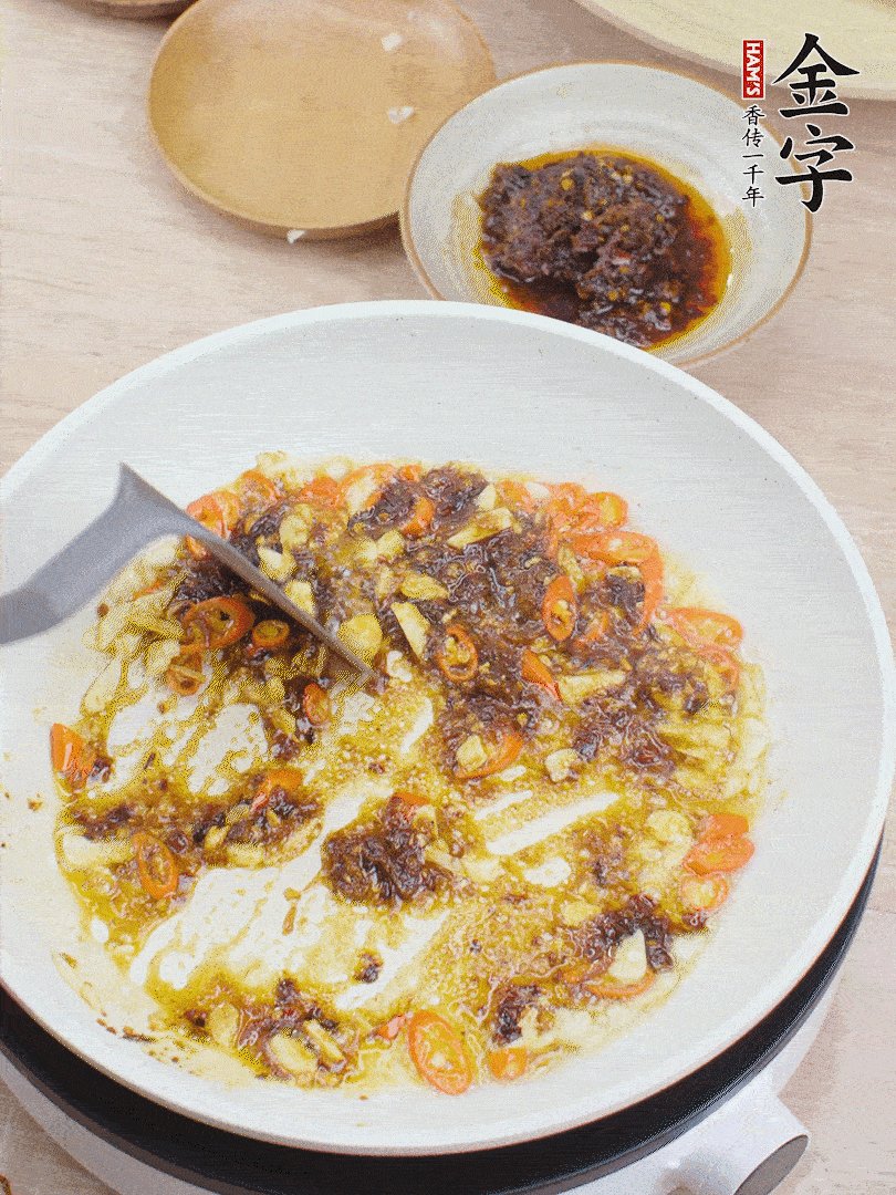 凯发k8国际首页火腿干贝酱1勺翻炒均匀。