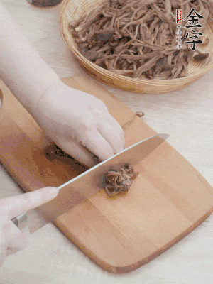 干茶树菇浸泡过夜，去老根焯水，挤干水份。